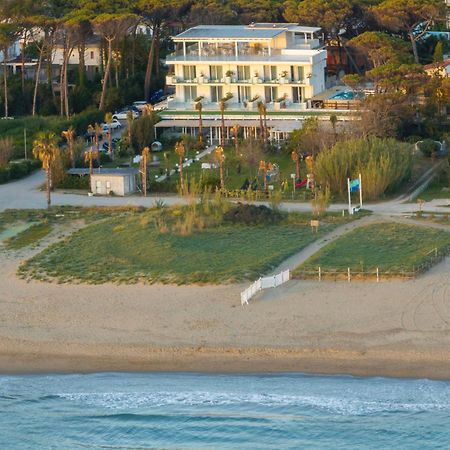 Hotel Artemide Mare Paestum Exterior photo