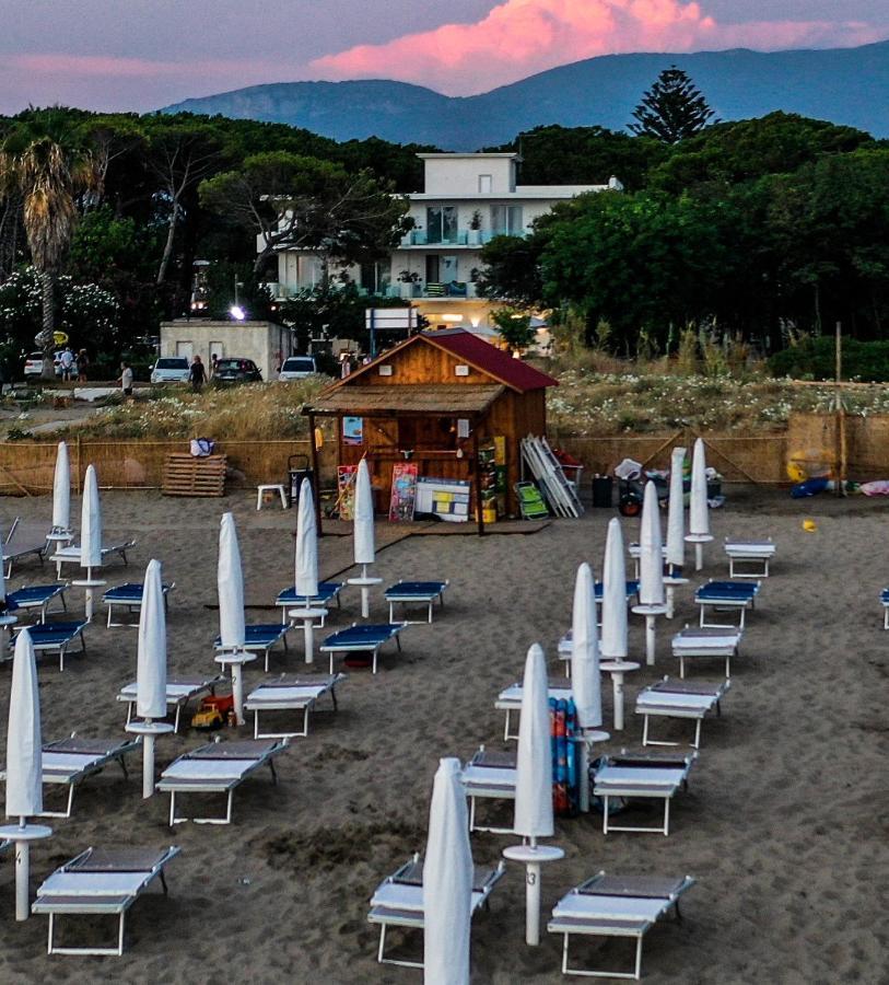 Hotel Artemide Mare Paestum Exterior photo