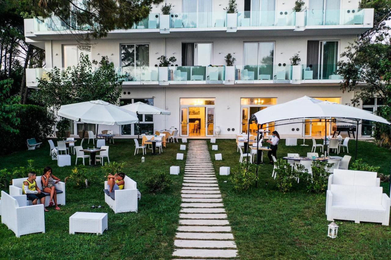 Hotel Artemide Mare Paestum Exterior photo