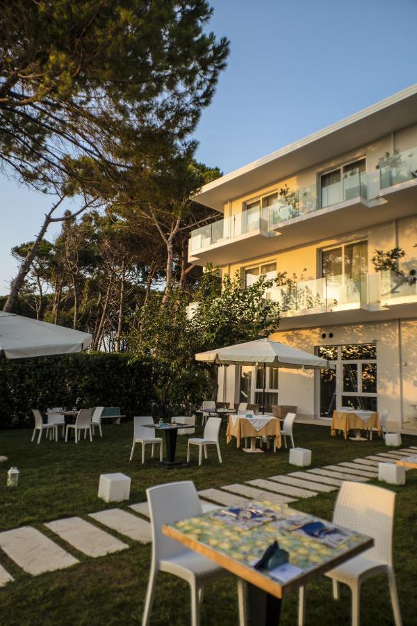 Hotel Artemide Mare Paestum Exterior photo