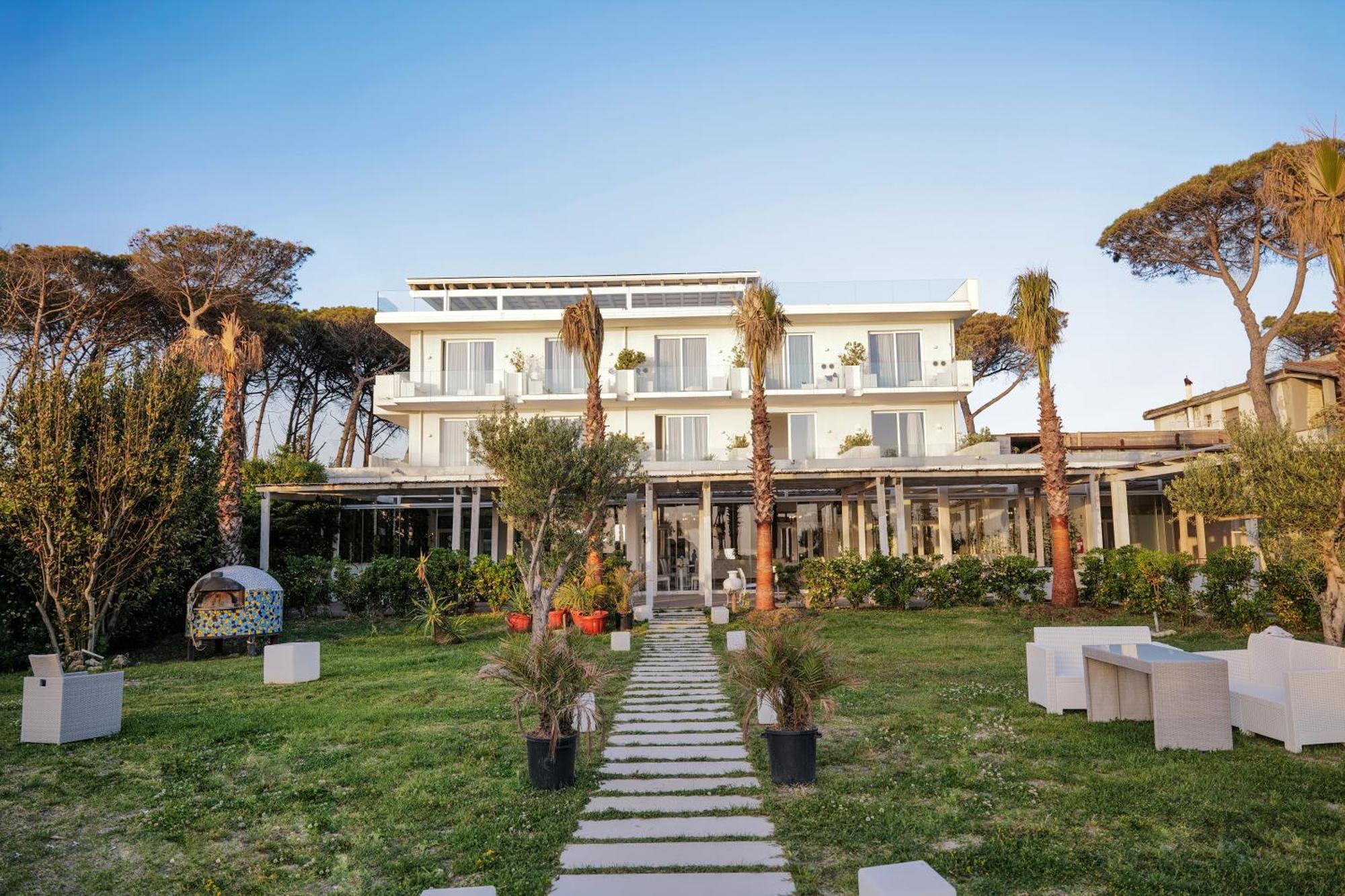 Hotel Artemide Mare Paestum Exterior photo