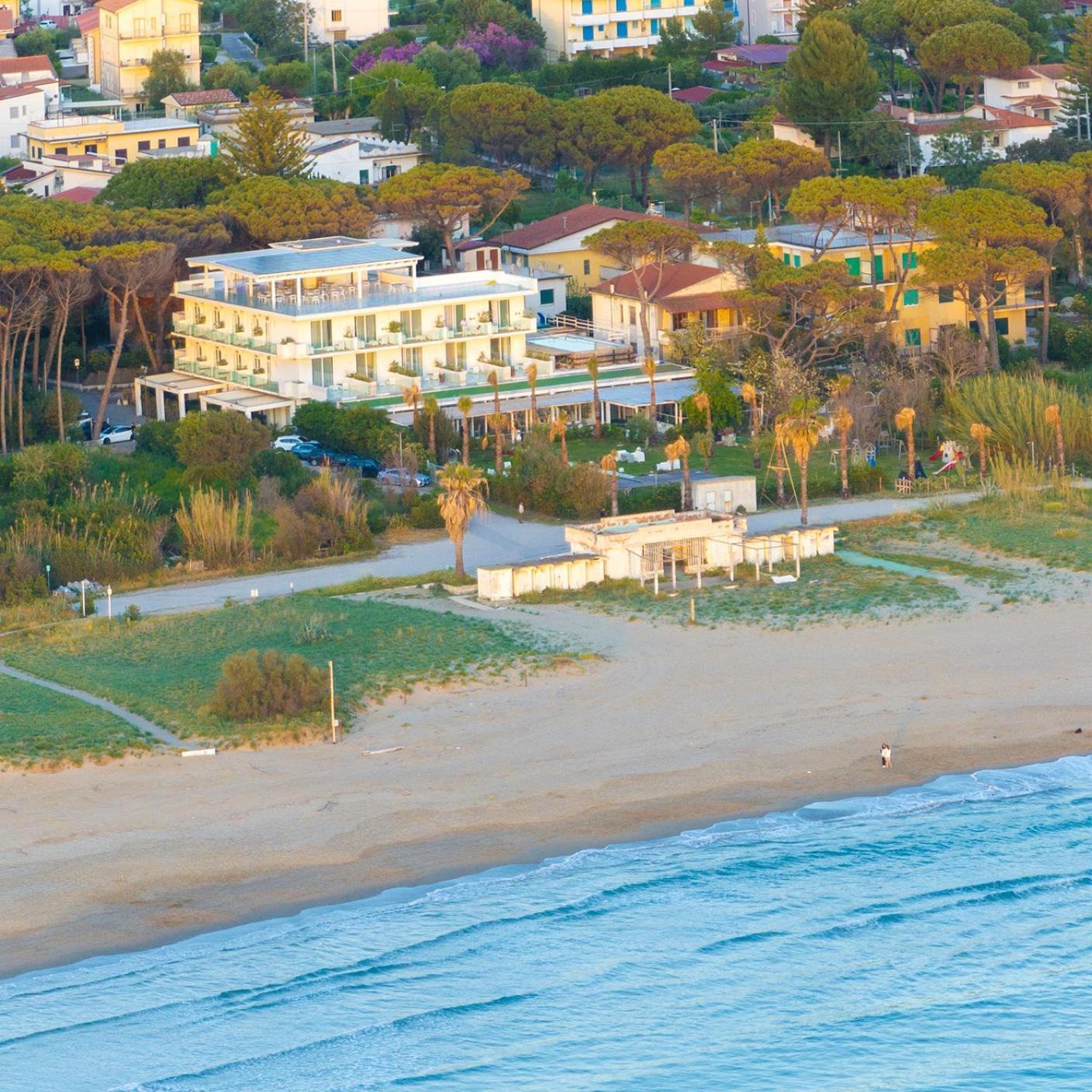 Hotel Artemide Mare Paestum Exterior photo