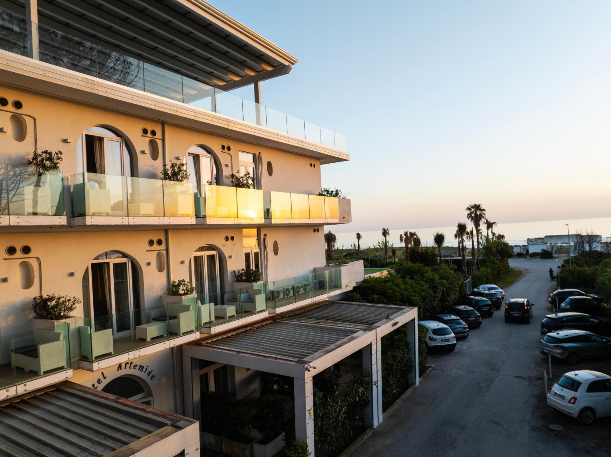 Hotel Artemide Mare Paestum Exterior photo