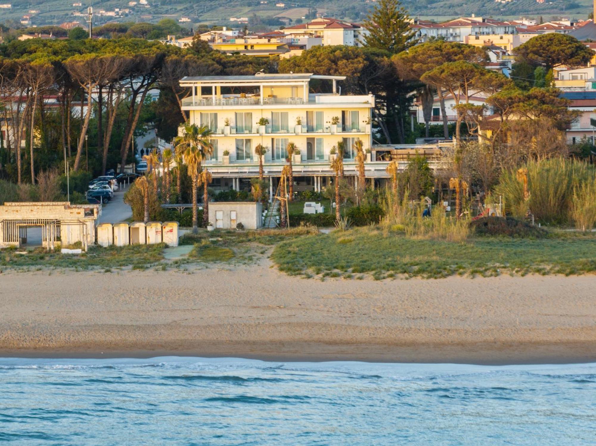 Hotel Artemide Mare Paestum Exterior photo