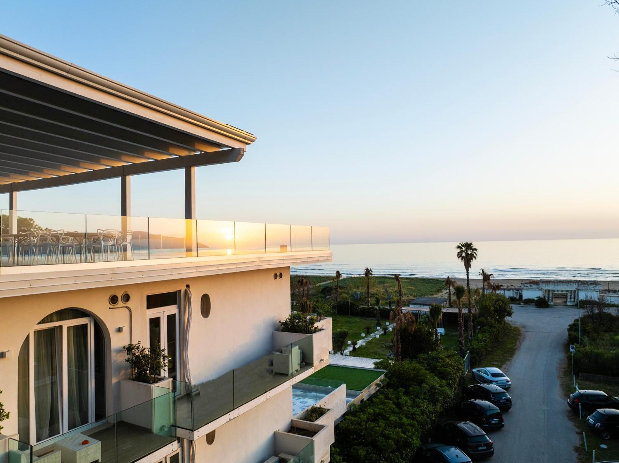 Hotel Artemide Mare Paestum Exterior photo