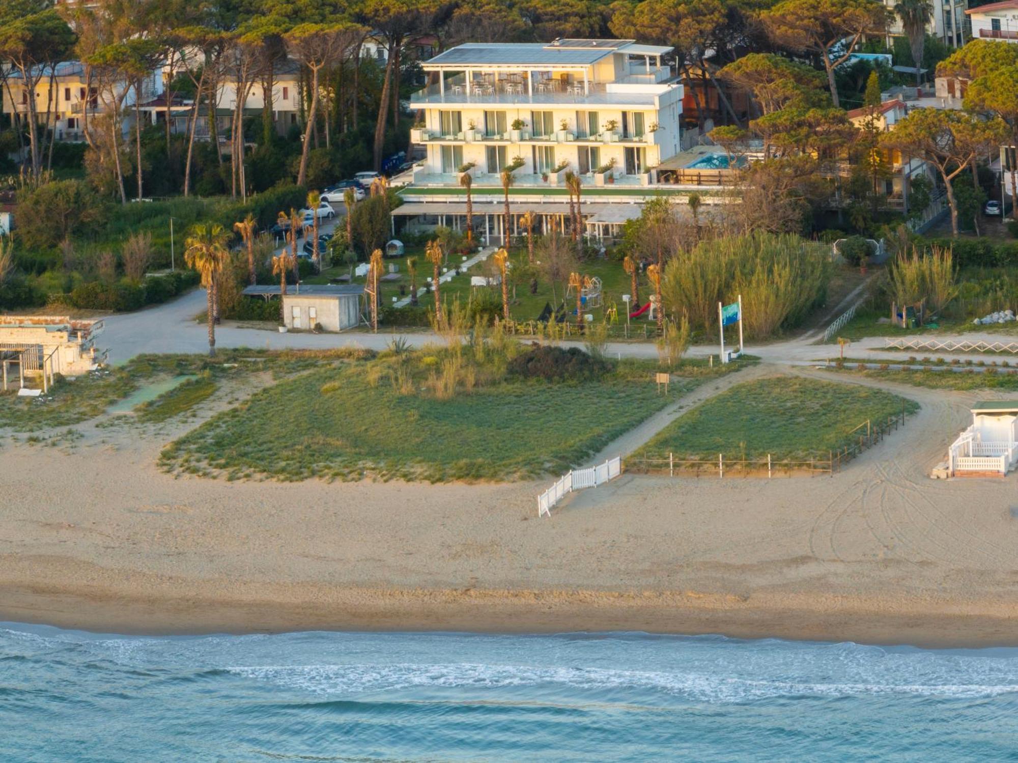 Hotel Artemide Mare Paestum Exterior photo