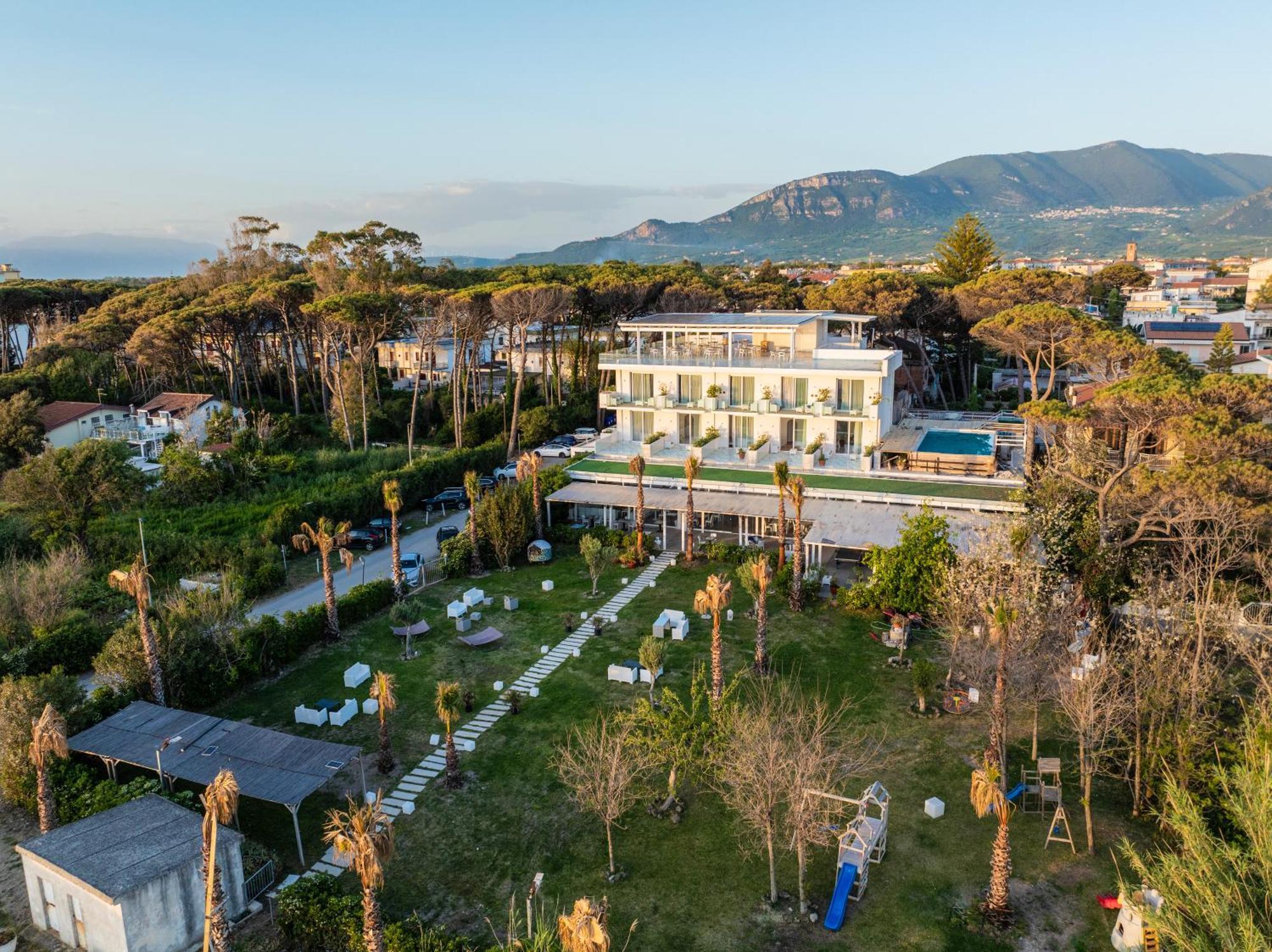 Hotel Artemide Mare Paestum Exterior photo