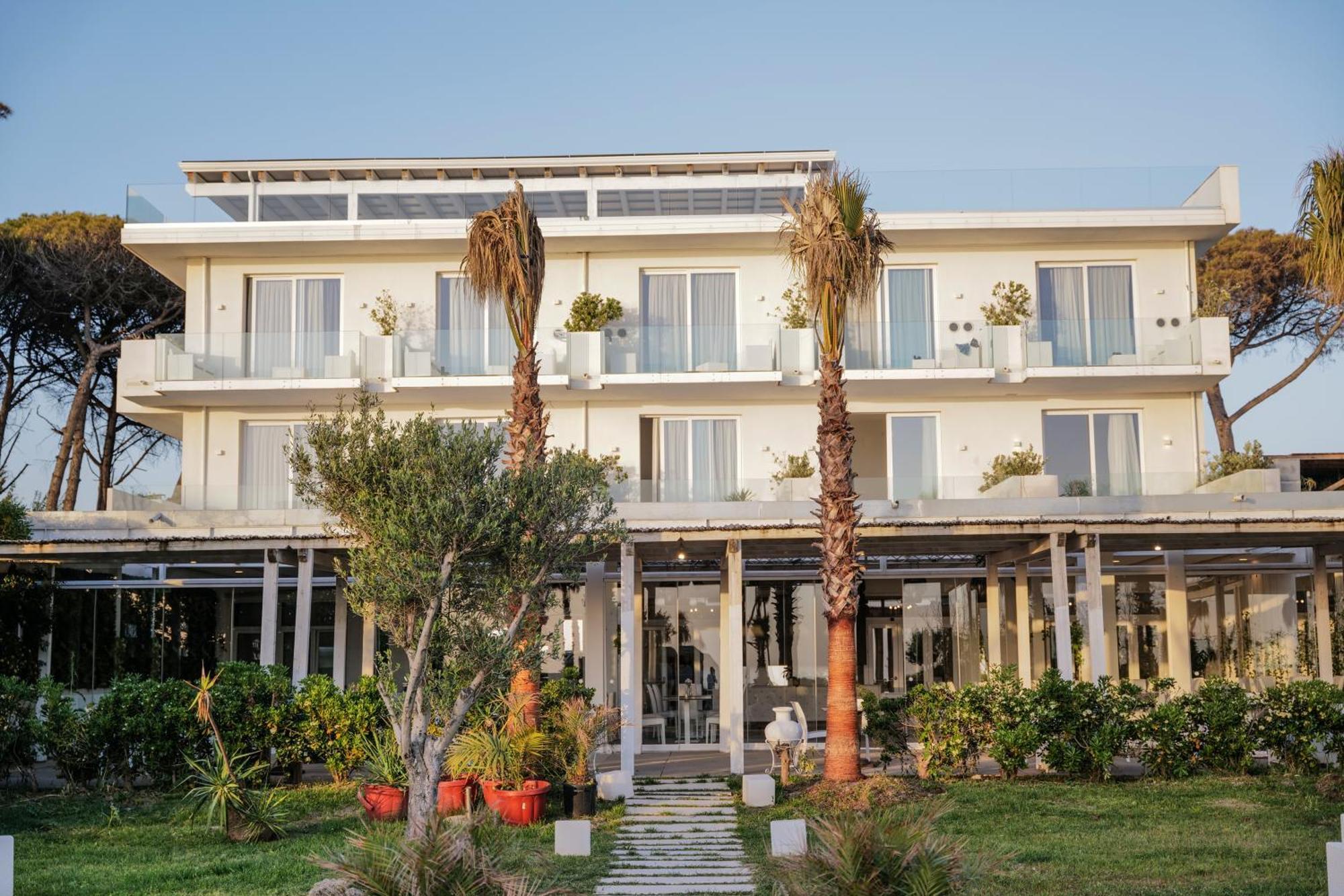 Hotel Artemide Mare Paestum Exterior photo