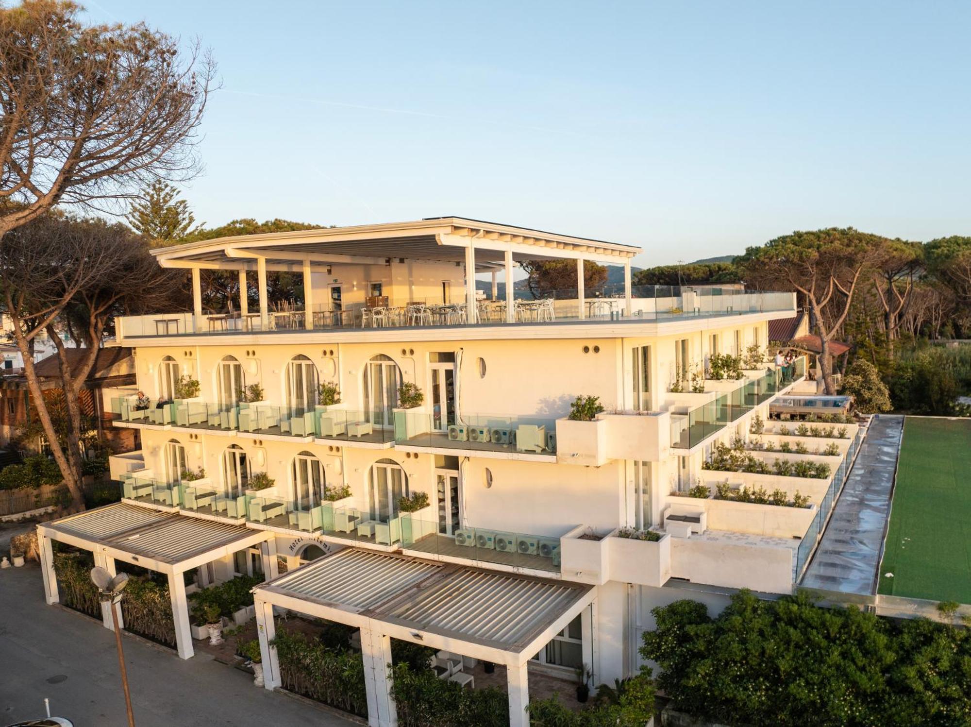 Hotel Artemide Mare Paestum Exterior photo