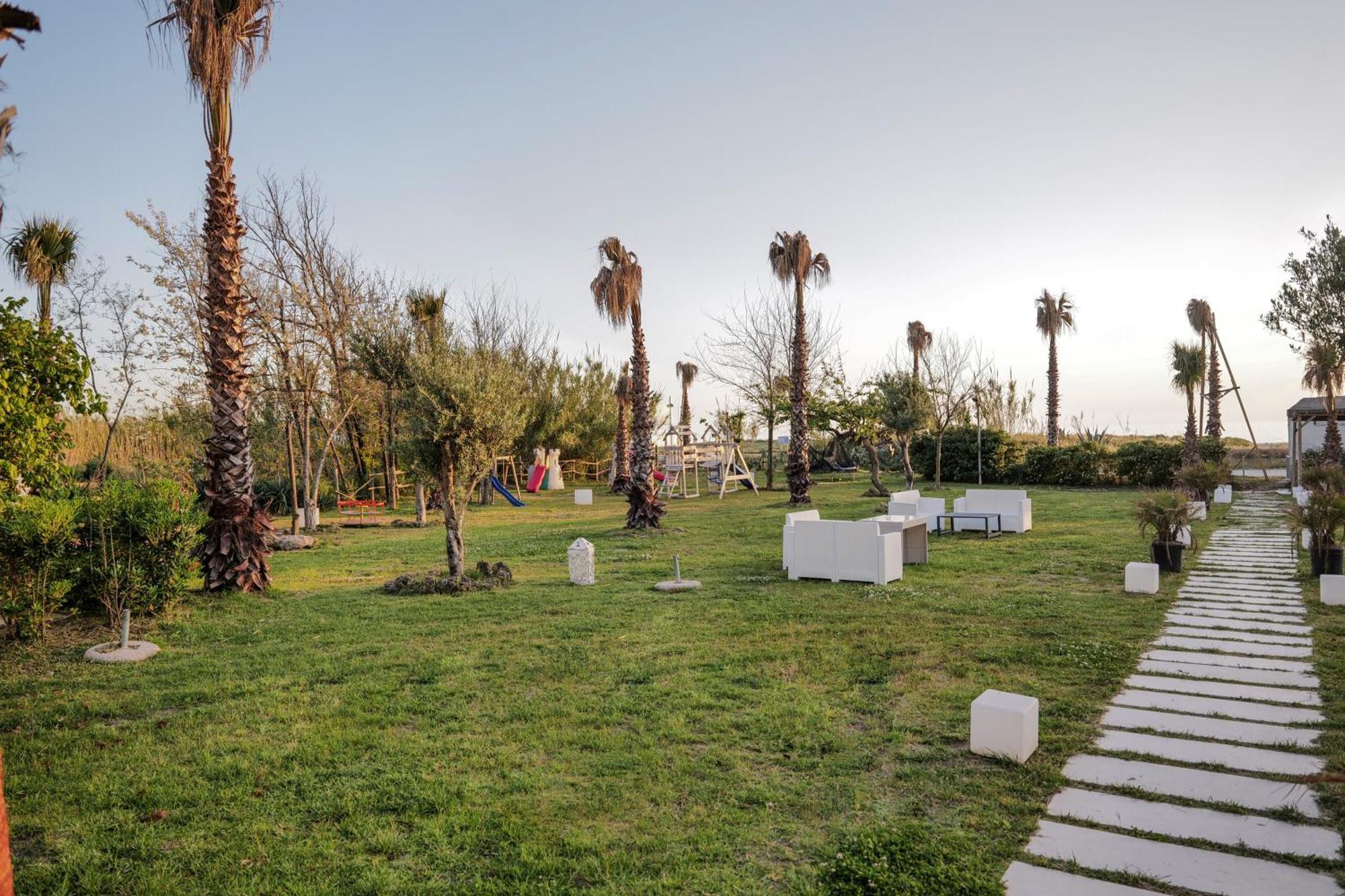 Hotel Artemide Mare Paestum Exterior photo