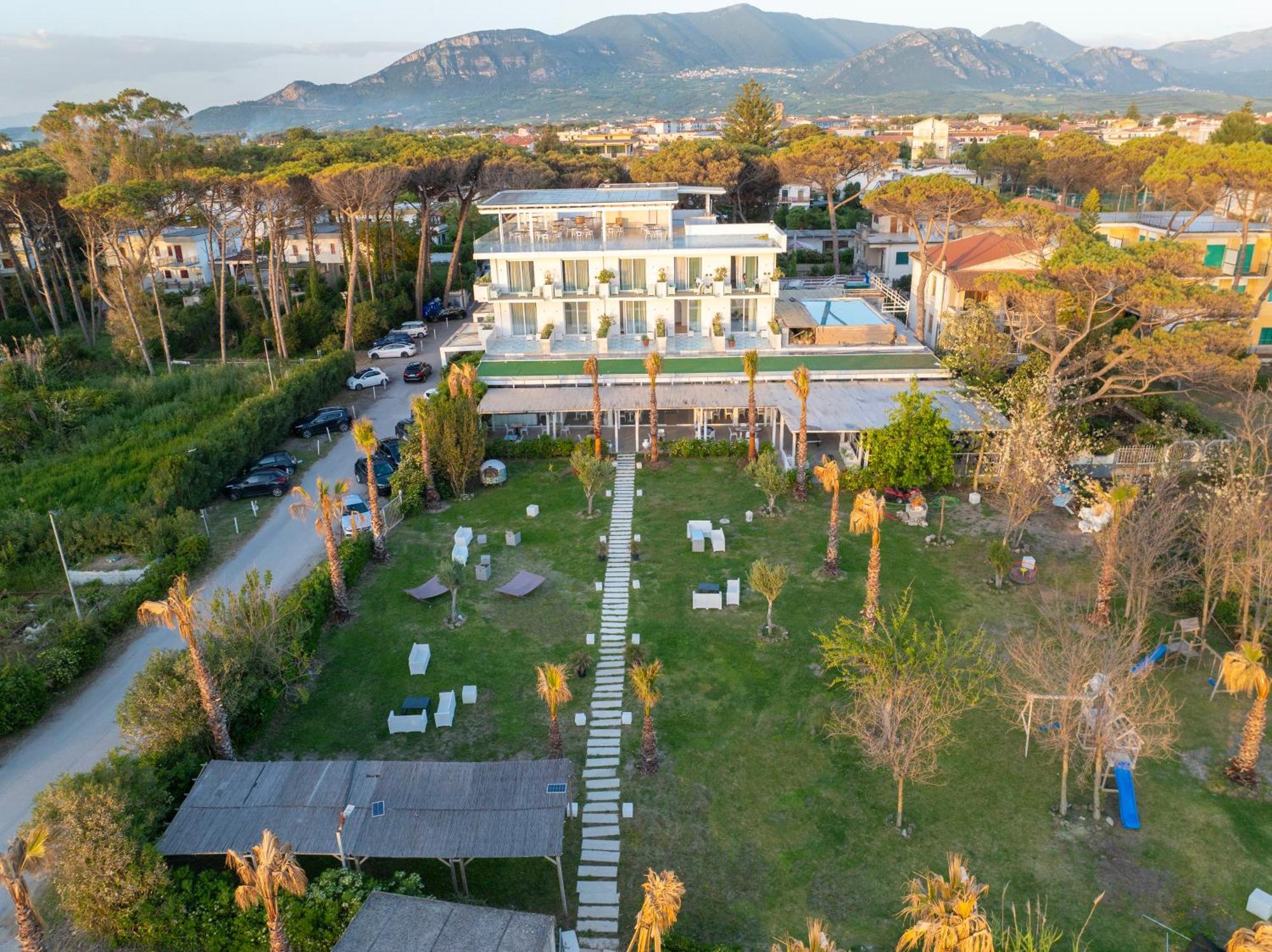 Hotel Artemide Mare Paestum Exterior photo